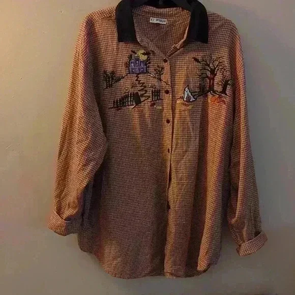 V J Woman, medium (no tag), Halloween theme button up - Picture 2 of 4